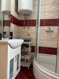 Un baño con ducha, lavabo e inodoro. en -Moon-, en Kupres