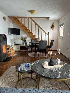 Una sala de estar con una mesa y una chimenea. en -Moon-, en Kupres