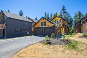 una casa con garage e vialetto di Suncadia 3 Bed Nelson Farm Premier Home a Cle Elum