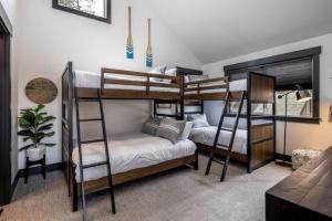 Camera con 2 letti a castello e un divano. di Suncadia 3 Bed Nelson Farm Premier Home a Cle Elum Altre 29 foto