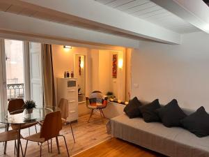 ein Wohnzimmer mit Sofa und Tisch in der Unterkunft Stupendo bilocale con soppalco vicino alla Reggia di Caserta in Caserta