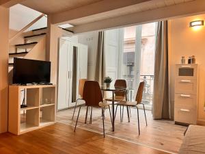 ein Esszimmer mit Tisch und Stühlen in der Unterkunft Stupendo bilocale con soppalco vicino alla Reggia di Caserta in Caserta