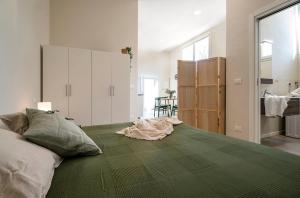 Letto o letti in una camera di Charming Guest Room in Frassino with Private Entrance