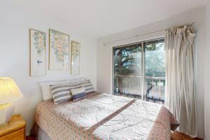 a bedroom with a bed and a window at Dollar Hill 2 Dreamcatcher in Dollar Point