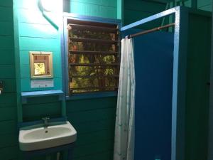 Un baño de Hotel Chillies and Native Sons Diving