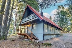 una casetta nel bosco con il tetto rosso di Tiny Timber a Packwood