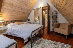 una camera da letto con un letto e una sedia di Tiny Timber a Packwood