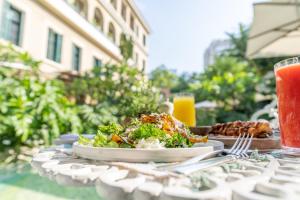 Comida no hotel ou em algum lugar perto
