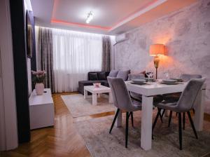 a living room with a white table and chairs at Stan Hacienda in Valjevo