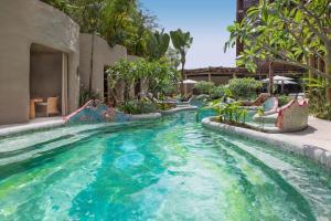 A piscina localizada em Rosewood São Paulo ou nos arredores