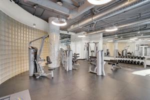 オレンジビーチにあるEscapes to the Shores Penthouse 1803のジム(複数のトレッドミル、マシン付)