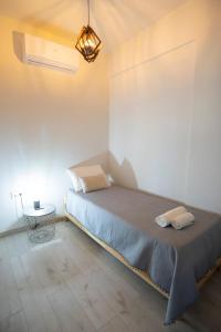 A bed or beds in a room at Ierapetra flats