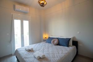 A bed or beds in a room at Ierapetra flats