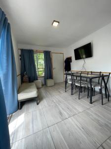 TV a/nebo společenská místnost v ubytování Casa de Playa Mar de Ajo Castelli 1257 Beach House