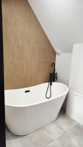 eine große weiße Badewanne im Bad in der Unterkunft Stodoła pod Bacówką Zawoja Sauna Jacuzzi in Skawica