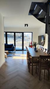 ein Wohnzimmer mit einem Holztisch und Stühlen in der Unterkunft Stodoła pod Bacówką Zawoja Sauna Jacuzzi in Skawica