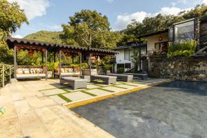 Bazén v ubytování GreenOriental Resort nebo v jeho okolí