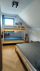 ein Schlafzimmer mit zwei Etagenbetten in einem Zimmer in der Unterkunft Stodoła pod Bacówką Zawoja Sauna Jacuzzi in Skawica