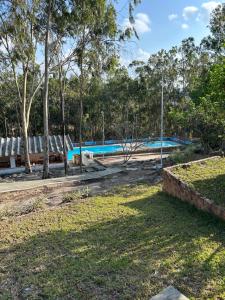 ein leerer Pool in einem Park mit Bäumen in der Unterkunft Casa Flor de Gravatá in Gravatá