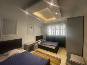 Postel nebo postele na pokoji v ubytování Luxurious apartment in Loran Alexandria 250m2