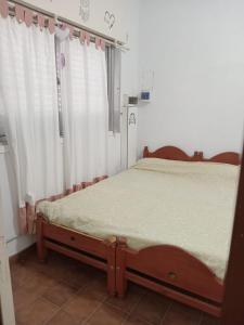 Un dormitorio con dos camas y una ventana. en ricardo, en Mar de Ajó