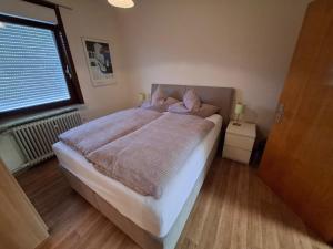 een slaapkamer met een groot bed en een raam bij Helle Wohnung bei Willingen mit Terrasse in Willingen