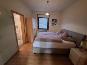 een slaapkamer met een groot bed met kussens erop bij Helle Wohnung bei Willingen mit Terrasse in Willingen