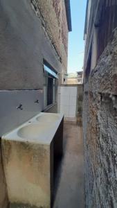 安格拉杜斯雷斯Casa de praia no paraíso de Angra!的砖砌建筑中带水槽的浴室