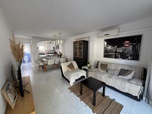 TV a/nebo společenská místnost v ubytování AwayDays Casa a 100m de playa