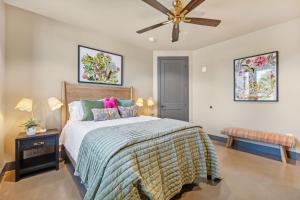 Giường trong phòng chung tại 204 East Main - Suite 201