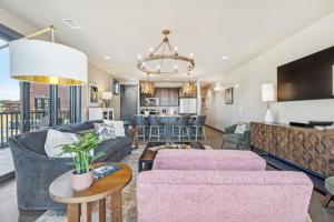 Khu vực ghế ngồi tại 204 East Main - Suite 201