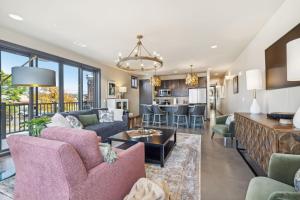 Khu vực ghế ngồi tại 204 East Main - Suite 201