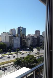 - une vue sur une rue de la ville avec des voitures dans l'établissement Embajador Hotel, à Buenos Aires