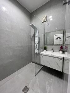 Vannituba majutusasutuses استراحة المَقِيظ