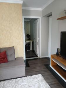 Μια τηλεόραση ή/και κέντρο ψυχαγωγίας στο Suíte Aconchegante Balneário Camboriú próximo Praia +3 φωτογραφίες