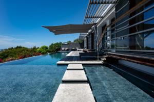 an infinity pool in front of a building at Villa Belle Galante in Grand-Bourg