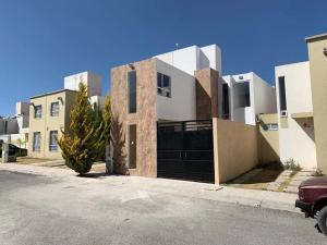 a house with a gate in the middle of a street at Casa Fracc Paseos de la Plata Pachuca Hidalgo in Pachuca de Soto
