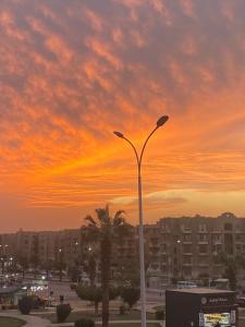 Η ανατολή ή δύση του ηλίου όπως φαίνεται από αυτό το διαμέρισμα ή από εκεί κοντά