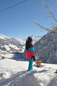 una persona parada en la nieve con una tabla de snowboard en Kuchlerhof, en Tux 2 fotos más
