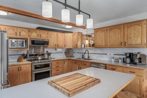 Η κουζίνα ή μικρή κουζίνα στο Alpine Acres Lodge by NW Comfy Cabins