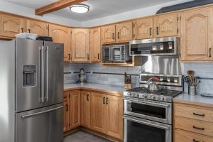 Η κουζίνα ή μικρή κουζίνα στο Alpine Acres Lodge by NW Comfy Cabins