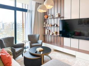 迪拜Stylish 3BR Apartment with Burj Khalifa & Pool Views的相册照片