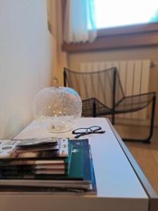 una ciotola di vetro sopra un tavolo con libri di La Casa di Allegra a Vione