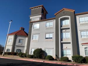un bâtiment avec une tour d'horloge au sommet dans l'établissement La Quinta by Wyndham OKC North - Quail Springs, à Oklahoma City