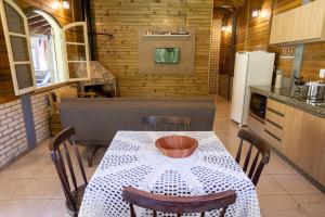 a kitchen with a table with a bowl on it at Cabana em Urubici Serra do Corvo Branco in Urubici