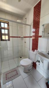un baño con inodoro y lavabo en Chalé & Suítes Mar Aberto, en Ilhabela