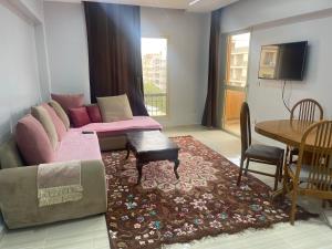 Fotografie z fotogalerie ubytování شقة مفروشة للإيجار v destinaci ‘Ezbet `Abd el-Ḥamîd