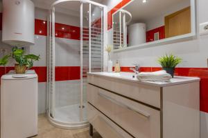 a bathroom with a shower and a sink at Estudio delante del mar la pineda in La Pineda +12 photos