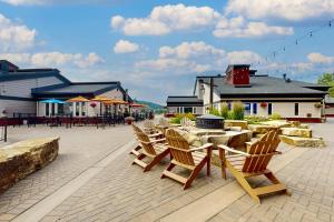Un patio con mesa y sillas y parrilla. en Torian Plum Plaza 403, en Steamboat Springs