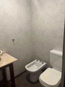 un bagno con un water e un lavandino di Los espinillos a Mendiolaza Altre 9 foto